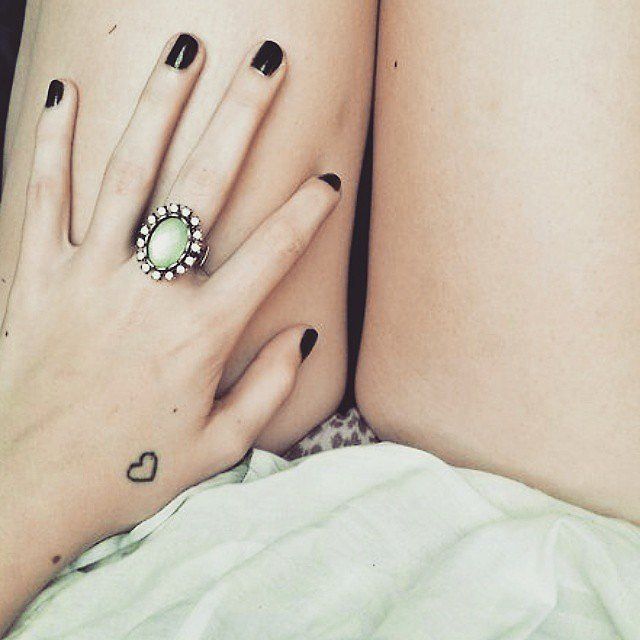 Un petit tatouage coeur sur la main | So Busy Girls
