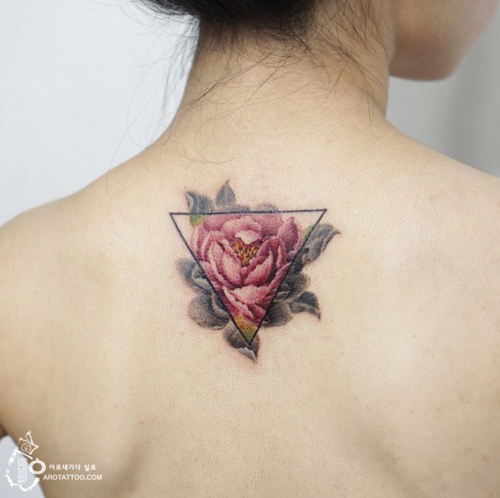 11 tatouages fleuris qui imitent des peintures à l'aquarelle sur la peau | So Busy Girls