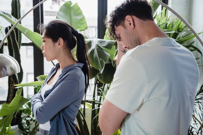 7 signes qu'il n'est plus investi dans votre couple et qu'il fait du quiet quitting avec votre relation | So Busy Girls