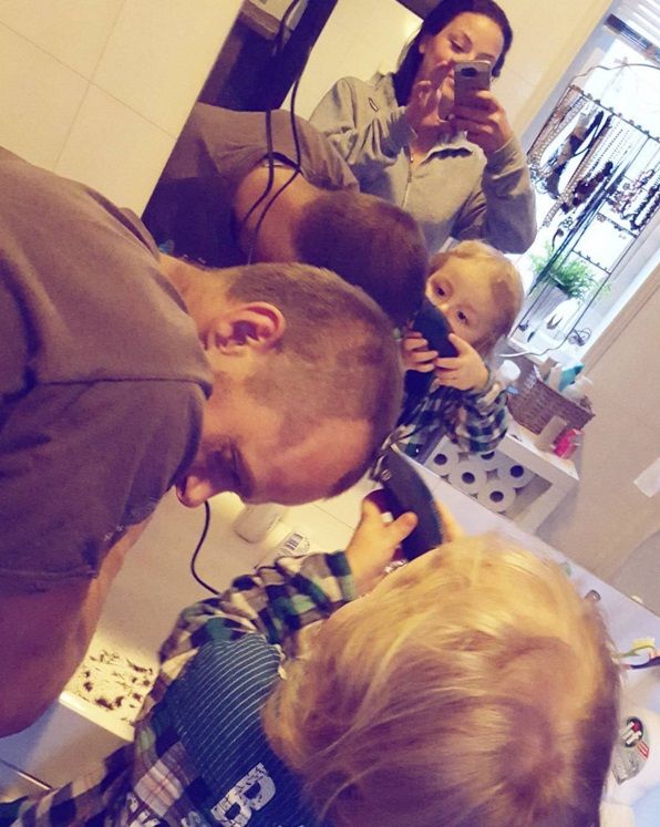 Ou quand elle veut s'entraîner à faire la coiffeuse sur ses cheveux | So Busy Girls