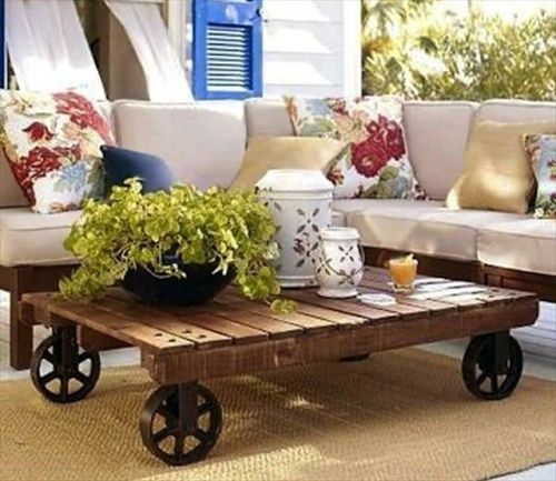 Une table basse en palette avec des roulettes | So Busy Girls