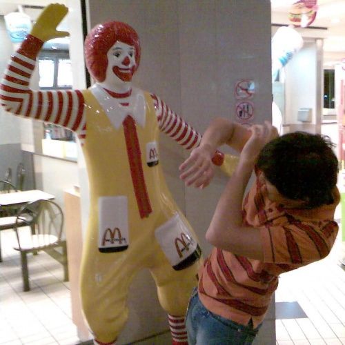 25 personnes qui savent faire des photos amusantes quand elles voient une statue | So Busy Girls
