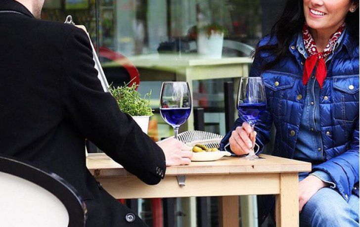 Le vin bleu : la boisson originale qui va vous faire oublier le rosé ! | So Busy Girls