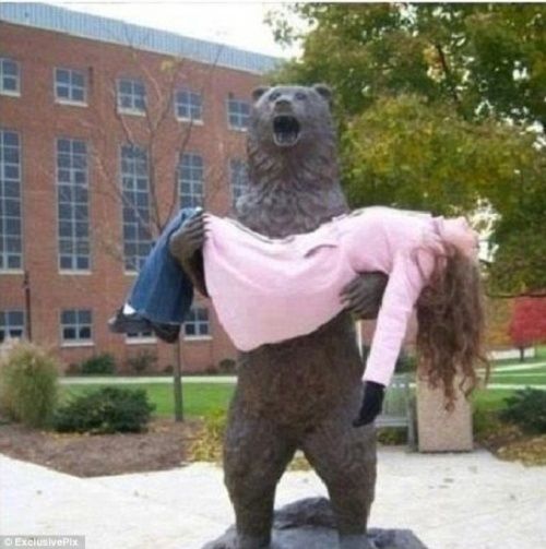 25 personnes qui savent faire des photos amusantes quand elles voient une statue | So Busy Girls