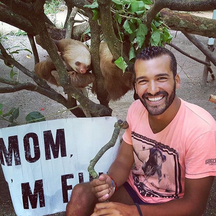 Cet homme quitte tout pour faire un tour du monde mais regardez les photos qu'il envoie à sa mère pour la rassurer ! | So Busy Girls