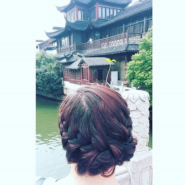C'est tendance (et insolite) : de la végétation dans les cheveux | So Busy Girls