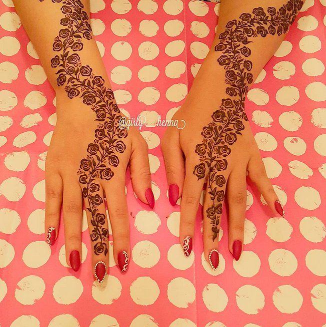 Un tatouage roses en henné sur les avant-bras et les mains | So Busy Girls