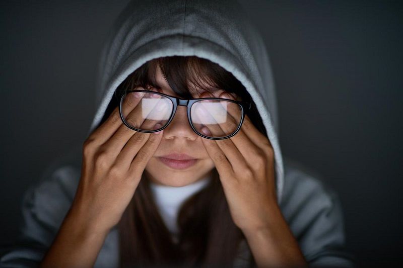 Voilà pourquoi 7 personnes sur 10 ont mal aux yeux à la fin d'une journée de travail | So Busy Girls