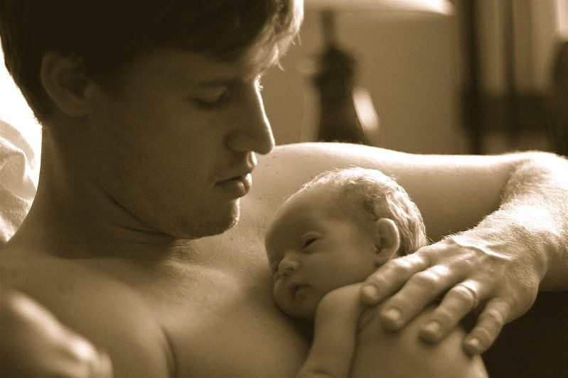 28 photos de papas qui tiennent leur bébé dans leurs bras | So Busy Girls