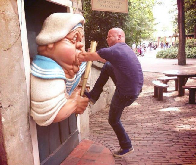 25 personnes qui savent faire des photos amusantes quand elles voient une statue | So Busy Girls