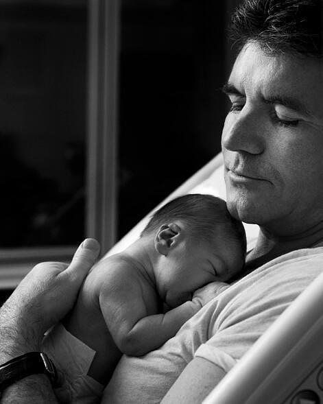 28 photos de papas qui tiennent leur bébé dans leurs bras | So Busy Girls