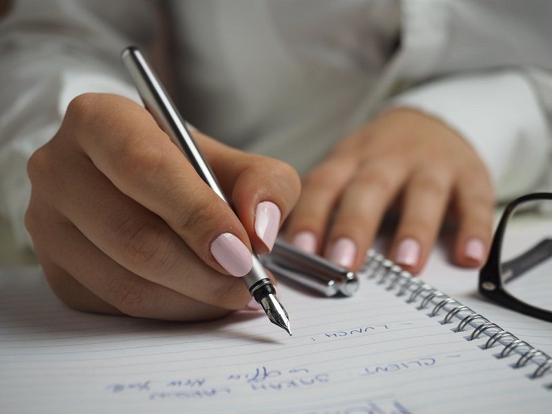 Pourquoi accumuler dans votre esprit les tâches à réaliser vous ensevelit et comment alléger votre charge mentale | So Busy Girls