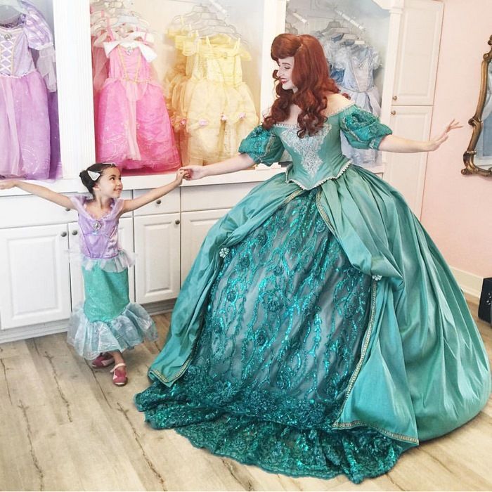 Ce papa recrée les robes des Princesses Disney pour sa fille, et elles sont époustouflantes ! | So Busy Girls