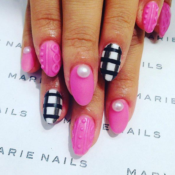 Du rose, des perles, des motifs en relief et des rayures noires sur fond blanc | So Busy Girls
