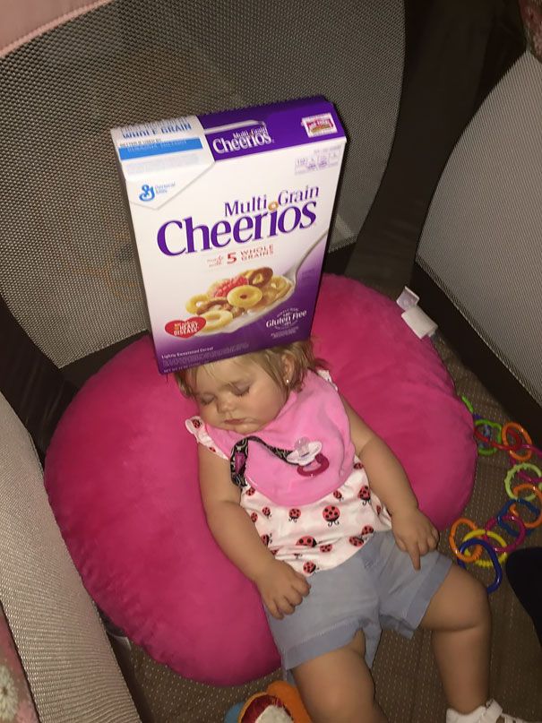 Non, ce n'est pas une blague : des papas tentent de battre le record de céréales Cheerios empilées sur le nez de leur enfant | So Busy Girls