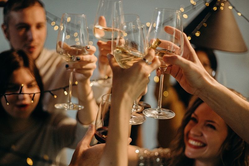 Pourquoi faire la fête avec vos proches est excellent pour votre santé | So Busy Girls