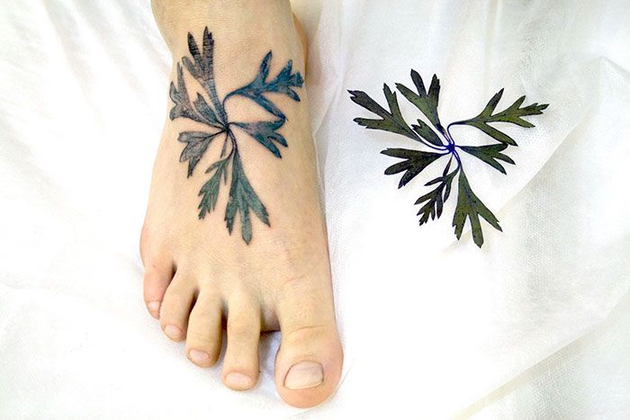 Cette tatoueuse utilise de vraies feuilles et des fleurs comme pochoirs pour réaliser de sublimes tatouages botaniques | So Busy Girls