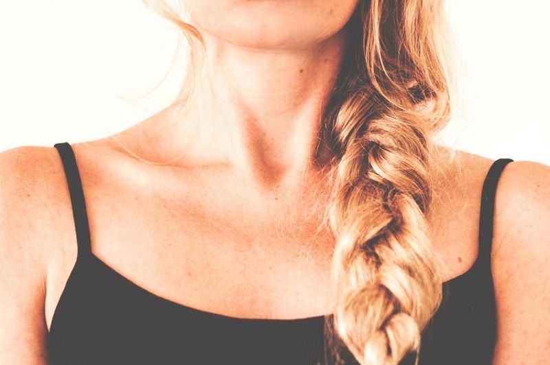 4 choses qui arrivent quand on arrête de se laver les cheveux tous les jours | So Busy Girls