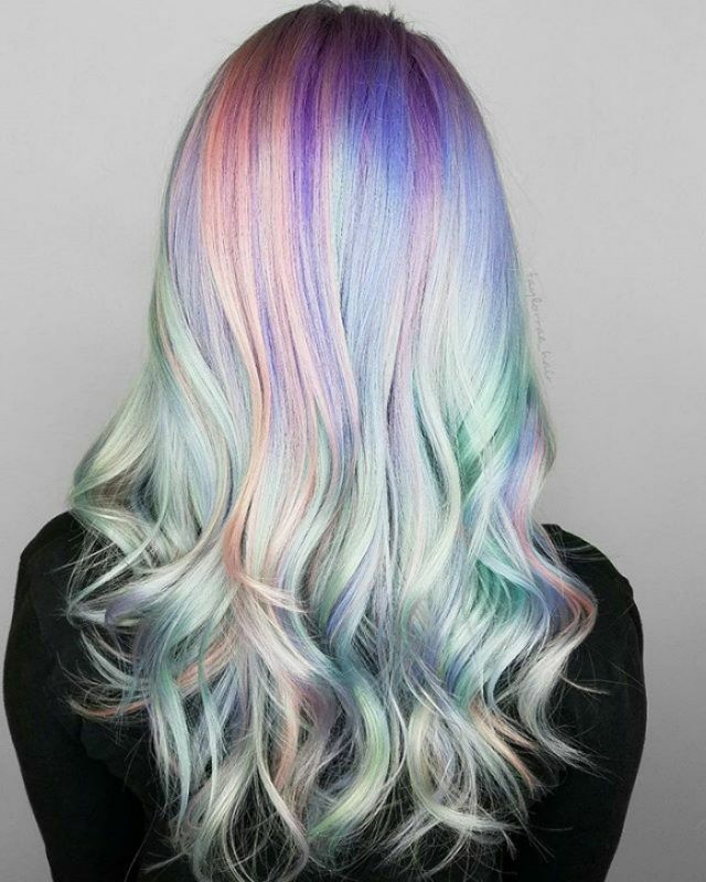 Découvrez les cheveux holographiques, la nouvelle tendance coloration | So Busy Girls