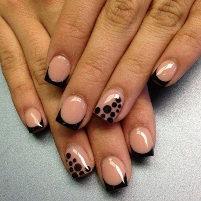Un accent nail avec des pois noirs | So Busy Girls