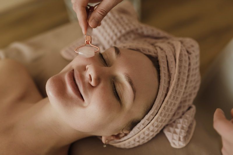 Le rouleau de jade pour garder une peau jeune et belle : est-ce que ça marche vraiment ? | So Busy Girls