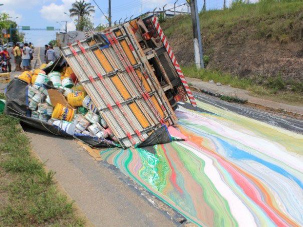 Un camion transportant 14 tonnes de peinture s'est renversé sur la route, laissant des sillons de peinture | So Busy Girls