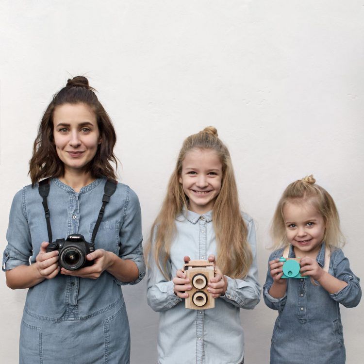 Ces photos d'une maman et de ses 2 filles en tenues assorties sont adorables | So Busy Girls