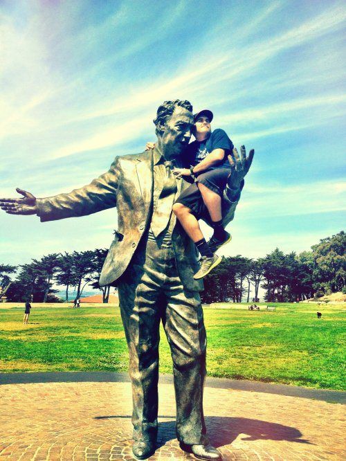 25 personnes qui savent faire des photos amusantes quand elles voient une statue | So Busy Girls