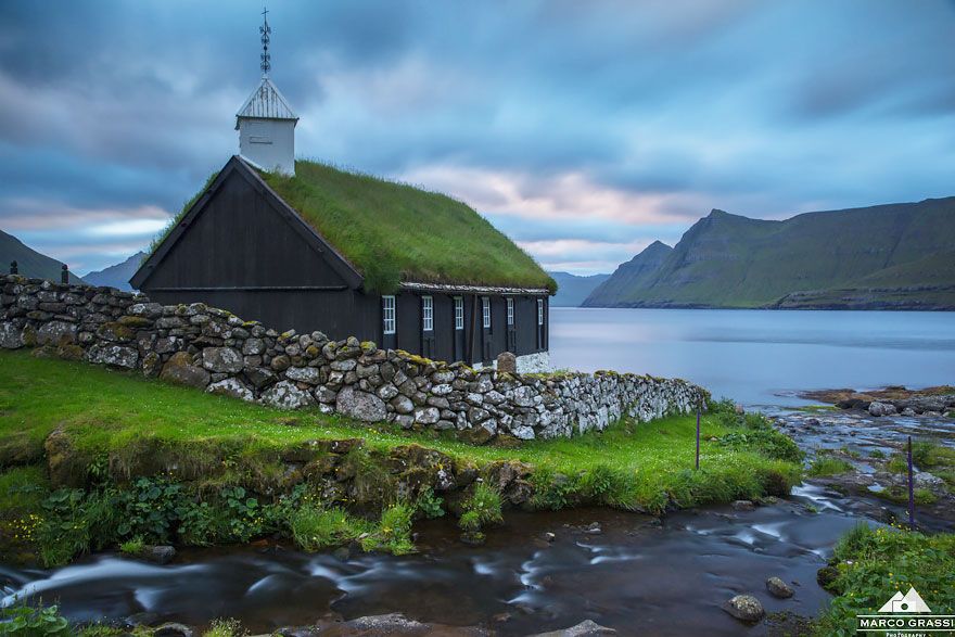 15 maisons scandinaves avec un toit végétal qui semblent tout droit sorties d'un conte de fées | So Busy Girls