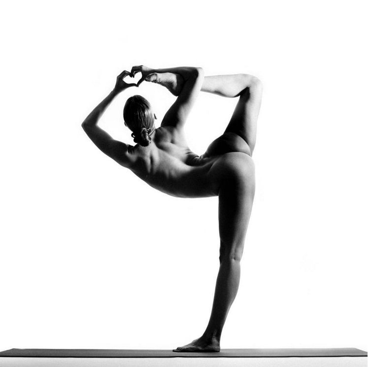 Cette jeune femme poste sur Instagram des postures de yoga qu'elle réalise nue | So Busy Girls