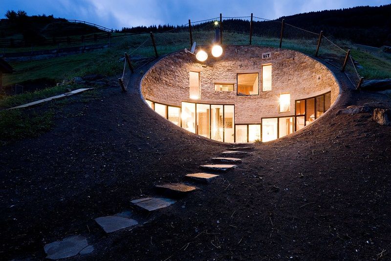 Cette maison troglodyte a été habilement transformée en villa luxueuse | So Busy Girls