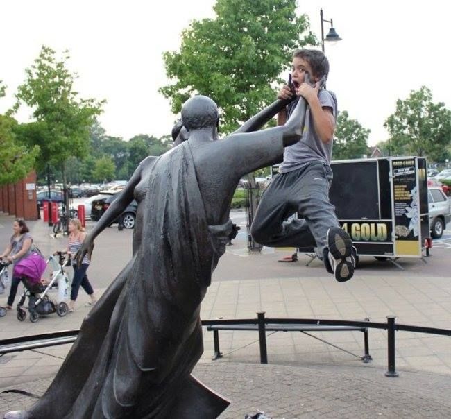 25 personnes qui savent faire des photos amusantes quand elles voient une statue | So Busy Girls