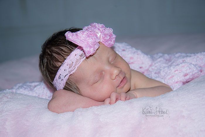 Ce bébé a souri dans son sommeil quand on lui a posé la tête sur les gants de moto de son papa décédé 1 mois avant sa naissance | So Busy Girls