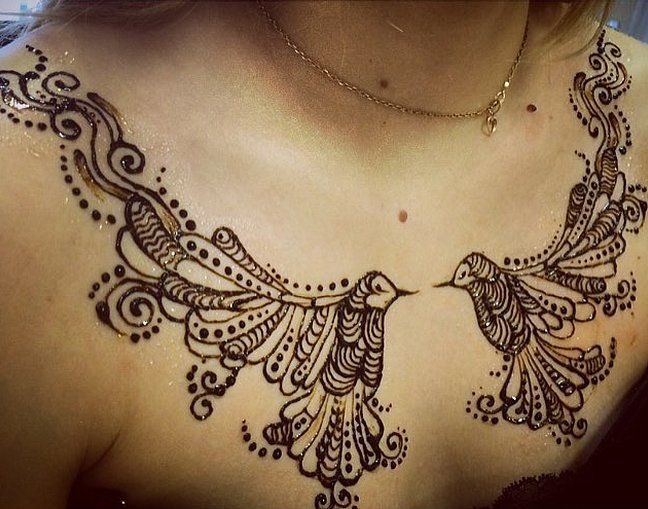 Un tatouage au henné avec deux magnifiques oiseaux sur le décolleté | So Busy Girls