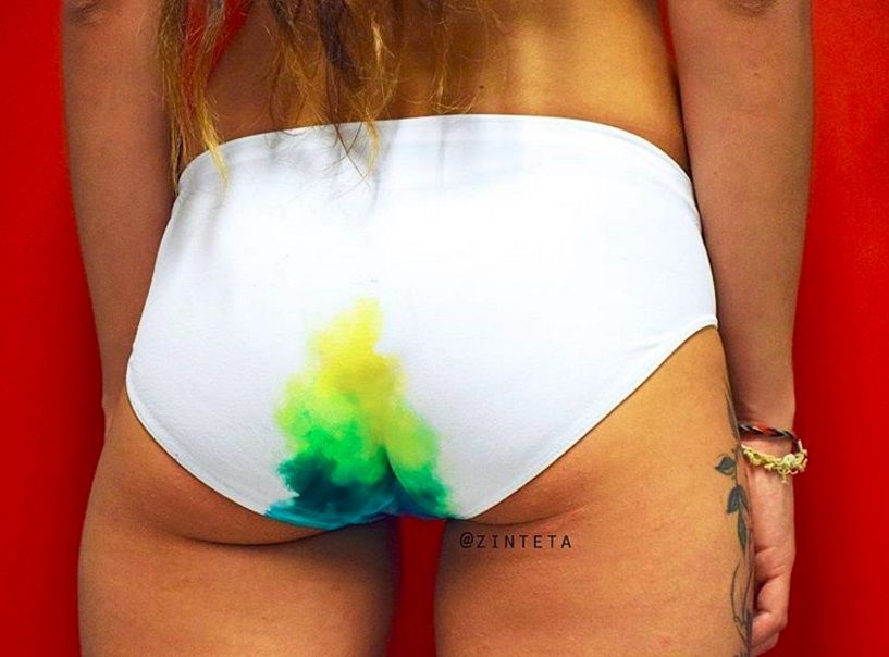 Cette artiste peint les vergetures en couleur arc en ciel pour montrer leur beauté | So Busy Girls
