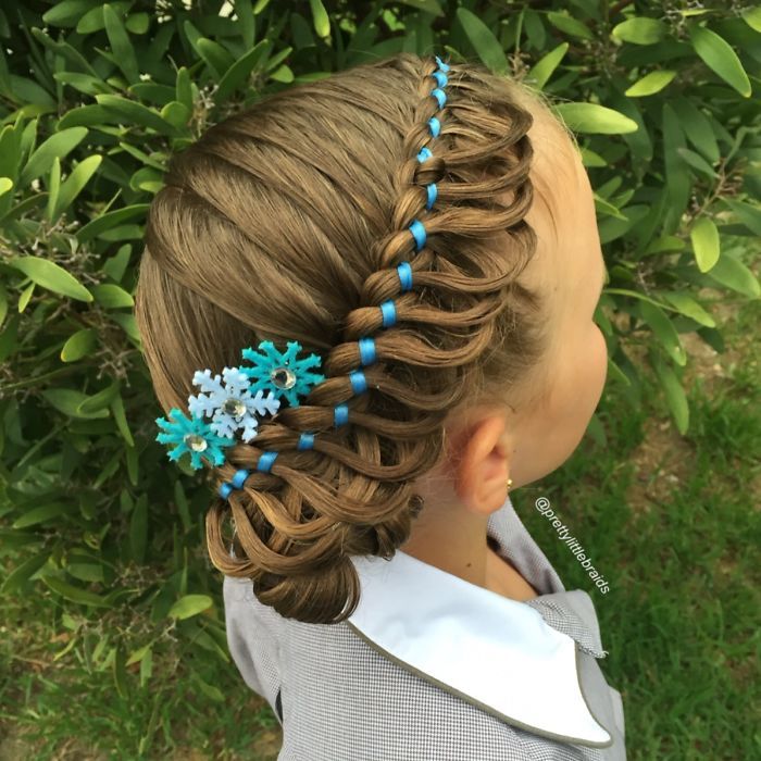 Cette maman fait des tresses impressionnantes et complexes à sa fille tous les matins avant d'aller à l'école | So Busy Girls