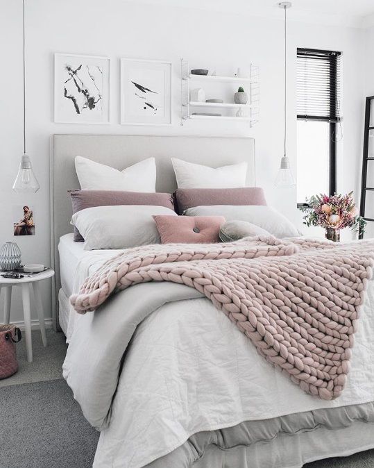 Une déco cocooning avec couverture tricotée XXL sur un lit immaculé | So Busy Girls