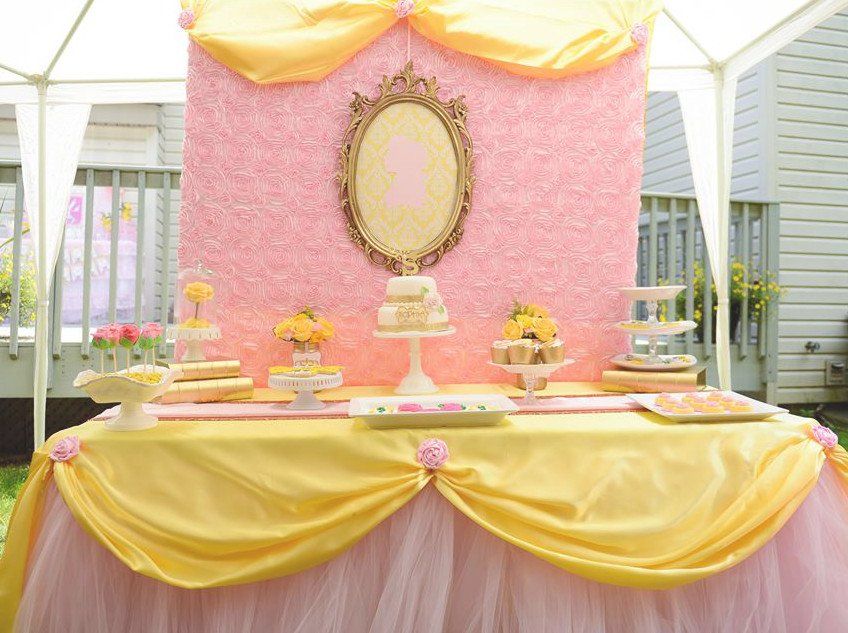 Cette décoration d'anniversaire La Belle et La Bête est tellement réussie que vous voudrez la même | So Busy Girls