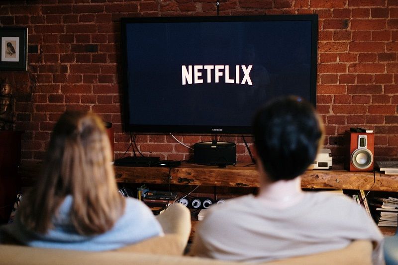 Est-ce que regarder une série avec quelqu'un d'autre que sa moitié, c'est tromper ? | So Busy Girls