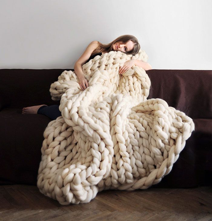 Vous pouvez fabriquer cette couverture douce et confortable en seulement 4 heures ! | So Busy Girls