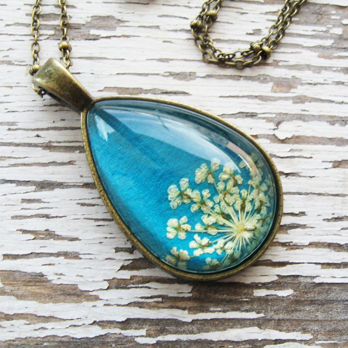 Cette créatrice réalise des bijoux uniques et magnifiques à la main avec des fleurs pressées | So Busy Girls