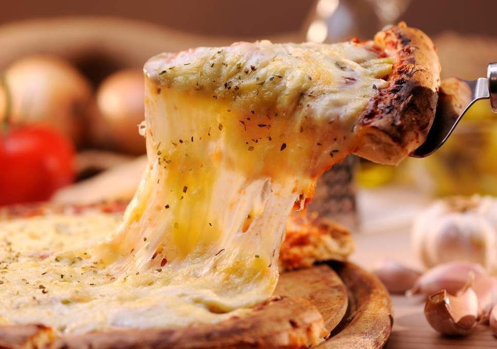 Avis aux amoureux de la pizza 4 fromages : ce resto berlinois propose une pizza avec 111 fromages différents ! | So Busy Girls
