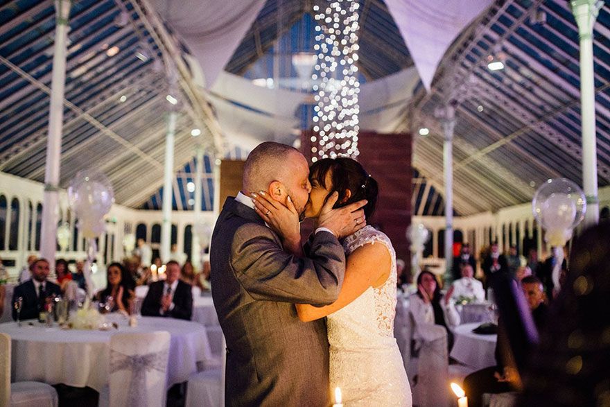 La mariée décide de se raser la tête pour montrer son soutien à son mari en stade terminal | So Busy Girls