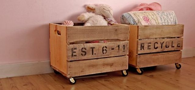Des coffres à jouets en palettes en bois | So Busy Girls