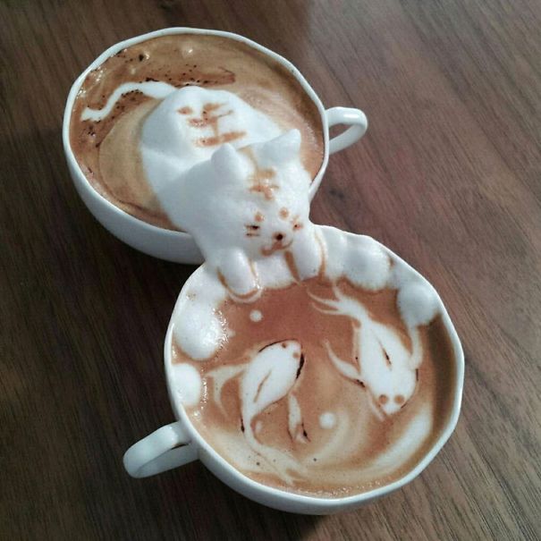 Un chat qui veut attraper les poissons dans l'eau tasse de chocolat chaud | So Busy Girls