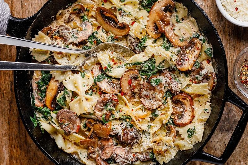 La recette de pâtes aux champignons et épinards dans une seule casserole | So Busy Girls