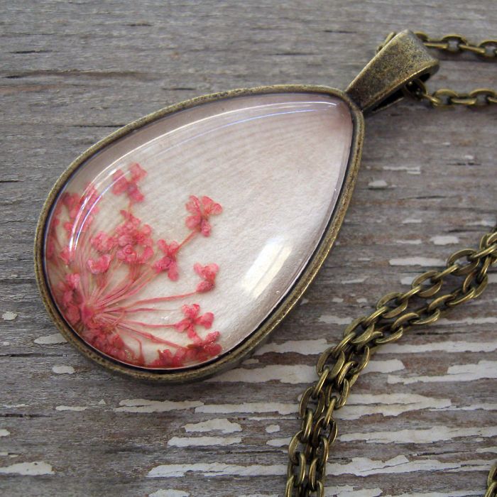 Cette créatrice réalise des bijoux uniques et magnifiques à la main avec des fleurs pressées | So Busy Girls