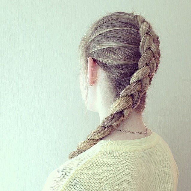 Une tresse indienne nouée sur le dessus de la chevelure | So Busy Girls