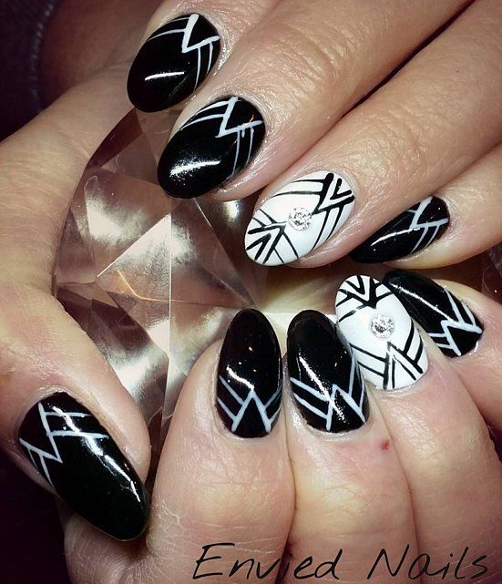 Un nail art graphique en noir et blanc | So Busy Girls