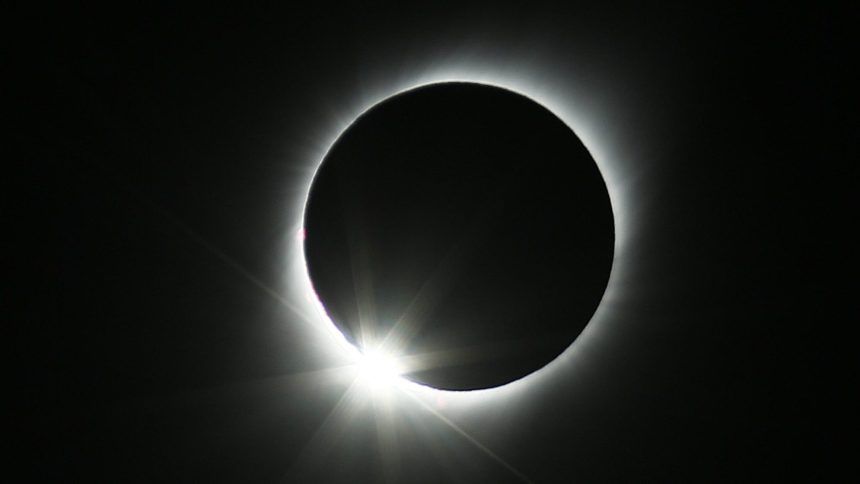 Voici à quelle heure aura lieu l'éclipse solaire du 14 décembre et les conséquences de la dernière Nouvelle Lune de 2020 | So Busy Girls